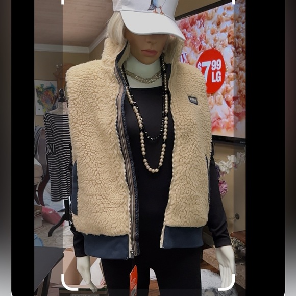 NWT: Fun outdoor hiking Vest.#32 - Picture 6 of 8